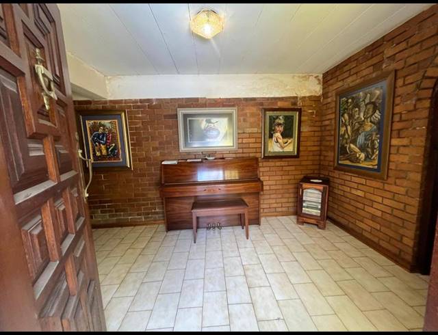 8 BEDROOM HOUSE FOR SALE IN GERMISTON SOUTH